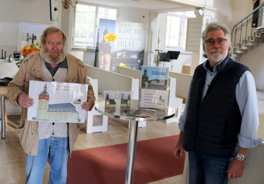 Gemeindekirchenratsvorsitzender Bernd Kerntopf und der Vorsitzende des Kirchenbauvereins Michael Pabst (von links) bedanken sich fr die bisher geleistete Untersttzung. Foto: Roberto Burian